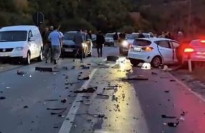 Aksident zinxhir në rrugën Prishtinë-Gjilan, disa të lënduar, makinat pësojnë dëme të rënda