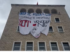 “Jo dhunës ndaj studentëve”, hapet banderola në Universitetin e Tiranës