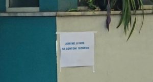 “Mos na dëmtoni”/ Bizneset në Tiranë mbrojnë xhamat para protestës