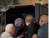 Tensione në komisariatin nr.3/ Deputetët e PD-së shtyhen me policinë te dera e komisariatit