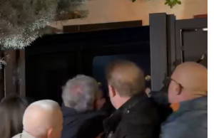 Tensione në komisariatin nr.3/ Deputetët e PD-së shtyhen me policinë te dera e komisariatit