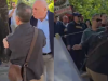 Erion Braçe përleshet me protestuesit, ndërhyn deputeti i PD