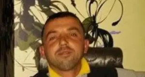 (EMRAT)Tritol poshtë sediljes së shoferit, zbardhet atentati që vrau Beqir Devollin në Gjirokastër