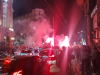 Festë në Beograd pas humbjes së Vuçiçit, qytetarët mbushin rrugët me flakadanë