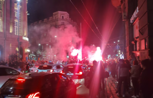 Festë në Beograd pas humbjes së Vuçiçit, qytetarët mbushin rrugët me flakadanë