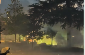 Tym, flakë dhe fishekzjarre në zemër të Tiranës, protesta del jashtë kontrollit?