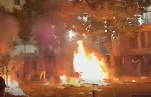 TIRANA NË KAOS! Flakë, tym dhe objekte të djegura në çdo rrugë