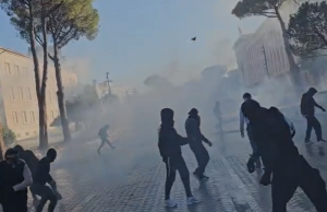 Policia i pret me ujë dhe gaz lotsjellës/ Të rinjtë marshojnë drejt Kryeministrisë