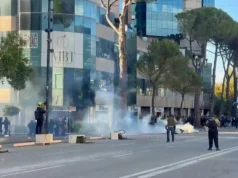 TENSIONE PARA KRYEMINISTRISË/ Policia mbush bulevardin me gaz lotsjellës, të rinjtë nuk tërhiqen!
