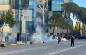 TENSIONE PARA KRYEMINISTRISË/ Policia mbush bulevardin me gaz lotsjellës, të rinjtë nuk tërhiqen!