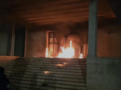 Flakët përfshijnë Gjykatën e Lartë! Digjet edhe një automjet pranë godinës
