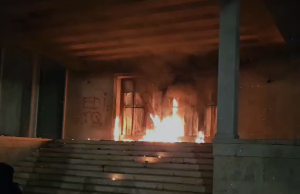 Flakët përfshijnë Gjykatën e Lartë! Digjet edhe një automjet pranë godinës