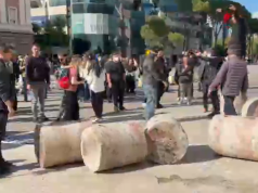 “Jo” dialogut për herë të tretë Ramës! Protestuesit përmbysin grurët e vendosur në shesh