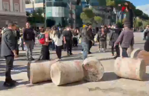 “Jo” dialogut për herë të tretë Ramës! Protestuesit përmbysin grurët e vendosur në shesh
