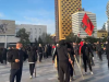 Të maskuar dhe me hunj në duar, dhjetëra protestues në sheshin “Skënderbej”