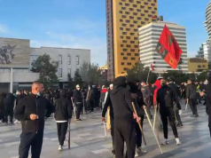 Të maskuar dhe me hunj në duar, dhjetëra protestues në sheshin “Skënderbej”
