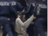 PAMJE TË RËNDA NGA PROTESTA/ I riu me këmbë të thyer merret nga policia, dyshohet se është në gjendje të rëndë