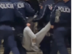 PAMJE TË RËNDA NGA PROTESTA/ I riu me këmbë të thyer merret nga policia, dyshohet se është në gjendje të rëndë