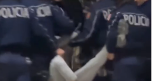 PAMJE TË RËNDA NGA PROTESTA/ I riu me këmbë të thyer merret nga policia, dyshohet se është në gjendje të rëndë