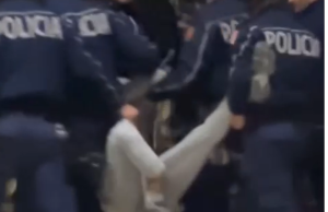 PAMJE TË RËNDA NGA PROTESTA/ I riu me këmbë të thyer merret nga policia, dyshohet se është në gjendje të rëndë