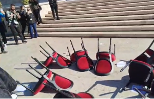 Studentët i përgjigjen Ramës, shkatërrojnë karriget e dialogut dhe kërkojnë dorëheqjen