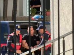 Dyshohet se ngacmonte vajza të mitura, këngëtari ngë Fieri lihet në arrest shtëpie