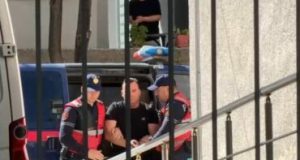 Dyshohet se ngacmonte vajza të mitura, këngëtari ngë Fieri lihet në arrest shtëpie