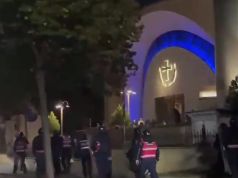 Pamje të rënda. Brenda oborrit të Kishës Ortodokse, efektivët godasin studentët me shkopinj gome