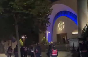Pamje të rënda. Brenda oborrit të Kishës Ortodokse, efektivët godasin studentët me shkopinj gome