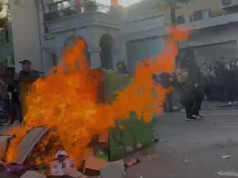 Tensione te Ministria e Arsimit, protestuesit u vënë flakën koshave të mbeturinave
