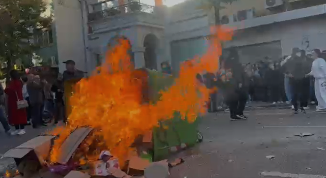 Tensione te Ministria e Arsimit, protestuesit u vënë flakën koshave të mbeturinave