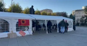 Protestuesit zgjohen në shesh, Kuvendi i Kosovës voton projektligjin për Dhomat e Specializuara