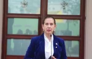 Mirela Kumbaro urdhër të prerë punonjësve: Mos lyeni buzët dhe mos nxirrni gjoksin në punë
