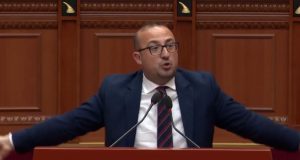 Korreshi “sulmon” praninë besnike, “Shkoni në Divjakë, merrni valle, por mandatin e merrni dot?”
