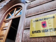 Kushtetuesja pranon pjesërisht kërkesën e Berishës, shfuqizon vendimin e Gjykatës së Lartë