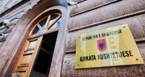 Kushtetuesja pranon pjesërisht kërkesën e Berishës, shfuqizon vendimin e Gjykatës së Lartë