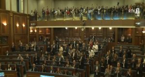 Tym i bardhë në Prishtinë/ Kosova zgjedh presidenten, Kuvendi miraton edhe ndryshimet për Dhomat e Specializuara