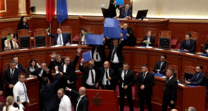 Anulohet seanca plenare e Kuvendit pas protestave të dhunshme në Tiranë