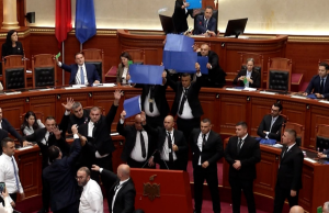 Anulohet seanca plenare e Kuvendit pas protestave të dhunshme në Tiranë