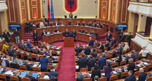 PS ndryshon skenarin në Kuvend, 10 deputetë ngrihen në këmbë për të shtyrë interpelancat