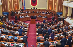 PS ndryshon skenarin në Kuvend, 10 deputetë ngrihen në këmbë për të shtyrë interpelancat