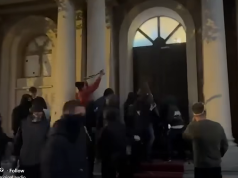 Mërzitet Peleshi për dyert e Kuvendit: Djegia e institucioneve nuk është kauzë