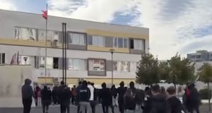 Protestat e gjimnazistëve përhapen në vend/ Bojkot mësimi në Lezhë e Kamëz, në Fier shtohen masat e sigurisë