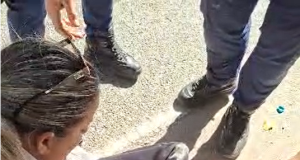 Një i ri i shtrirë në tokë. Tensione në Lezhë! Përplasje të ashpra mes protestuesve dhe policisë