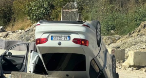 Aksident në Rinas/ Makina përmbyset në aksin drejt Durrësit