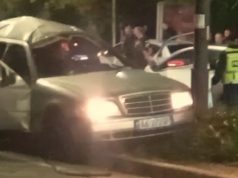 Momente paniku në Gjirokastër/ Makina shpërthen në ecje dhe përplaset me trafikndarësen