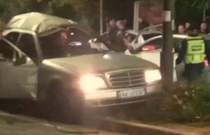 Momente paniku në Gjirokastër/ Makina shpërthen në ecje dhe përplaset me trafikndarësen