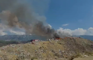 Zjarr në vendgrumbullimin e mbetjeve në Halil, Banorët: Tymrat po na helmojnë, dyshohet për zjarrvënie të qëllimshme