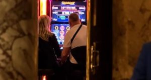 Maqedonia e Veriut/ Skandal në ekskursionin e Monte Karlos? Drejtoresha e zv/drejtori luanin në kazino, nxënësit prisnin në holl