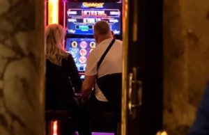 Maqedonia e Veriut/ Skandal në ekskursionin e Monte Karlos? Drejtoresha e zv/drejtori luanin në kazino, nxënësit prisnin në holl